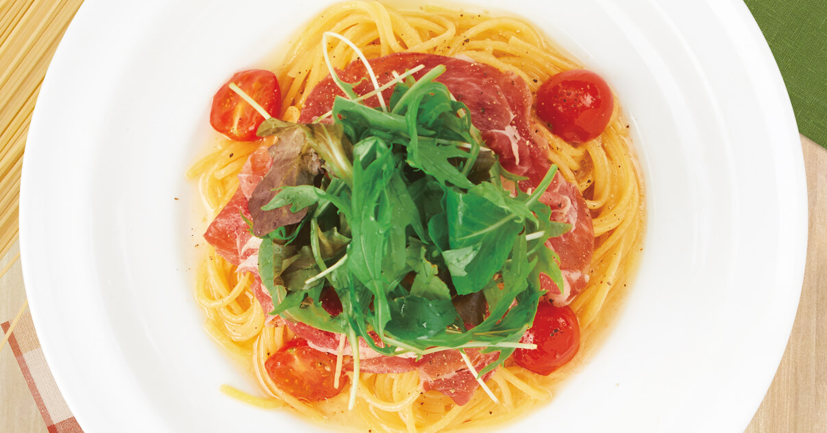 生ハムとベビーリーフのオイルソースパスタ